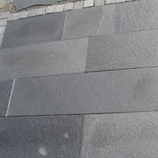 Quarzit ist extrem hart und witterungsbeständig und wird daher gerne im außenbereich verlegt. Quarzite Steinmetz Sturm