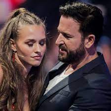 Doch der wendler schweigt zu laura! Trotz Wendler Haftbefehl Laura Muller Hupft Ohne Bikini In Den Pool Nrw