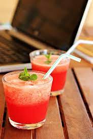 Immagine di sunset cafe, marina di pisa: Anguria Per Un Cocktail Analcolico Quella Lucina Nella Cucina