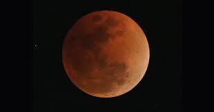 2012年12月の皆既月食。 30分ごとに撮影。 赤銅色の月の周りに地球の影があるのがわかる=大阪市 「私たちはどこから来たのか」で書き始めた連載は1年間の心づもりだったが、皆さんの声で1年延長となった。 ありがとうございました。 Gfkvzrmo1n5abm