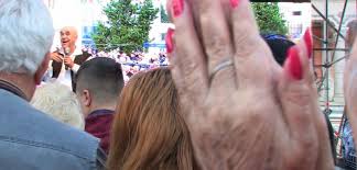 Medicii nu au făcut precizări privind starea sa de sănătate, în schimb, fostul impresar al acestuia, a răbufnit. Video Benone Sinulescu Singurul Artist Roman Care A Primit Cadou Un Festival De MuzicÄƒ PopularÄƒ In Timpul VieÅ£ii SusÅ£ine Recitaluri La Varsta De 82 De Ani