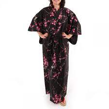 Le kimono noir est un vêtement raditionnel pour femme qui signifie littéralement « chose à porter ». Japanischer Yukata Kimono Aus Schwarzer Baumwolle Toriume Vogel Und Pflaumenbluten