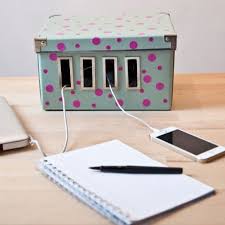 Comment faire pour remplacer une boîte de câble une boîte de câble est une pièce d'équipement qui décrypte le signal de la télévision via câble coaxial et le transmet à votre téléviseur. 3 Astuces Deco Pour Vos Cables Et Prises Electrique Cache Cable Boites De Rangement Decoratives Boite