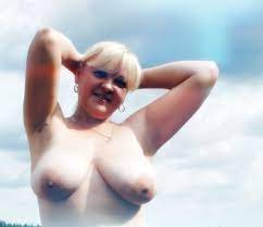 Reife Single Lady mit großen Brüsten sucht Busenfetischist
