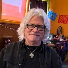 Pretty decent rhythm guitar turned bass player about 7-8 years ago love to  play some R&B, cool country and anything that gets butts out of the seats  and having fun. Played lots