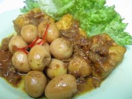 Masukkan tahu dan telur, aduk rata, tuang air, masak hingga mendidih. Peluang Bisnis Semur Tahu Tempe Dan Telur Pedas Dan Analisa Usahanya