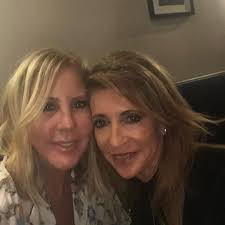 So good to be back “home” with my sister @lisa.bussenger and my HS friend  Tracy. #midwesternroots #insuranceconvention #advisors #friends @  Barrington, Illinois