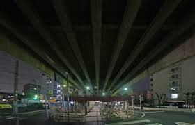 夜散歩のススメ1160 アーチガード下の光る駐輪場 夜散歩のススメ 夜 散歩 アーチ 夜