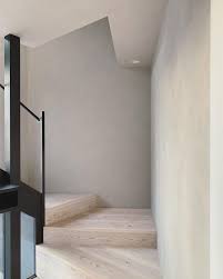 my home on instagram 2019 9 3 玄関 階段 家族用玄関の入り口の方からのpic ポーターズペイントの壁に 杉板の階段 階段の杉板は 主人の案で 滑り止めも兼ねて浮造りしました 和になりすぎないように クリアに白を混ぜて オスモ塗装