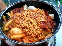 Insanely Spicy And Fresh Traditional Korean Dish Tteokbokki With Ramen Noodles Fish Cakes Boiled Eggs Cabbage Greens Onions And In 2020 Bulgogi Fish Cake Tteokbokki