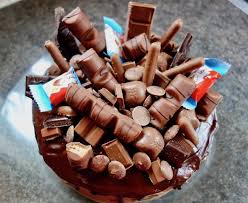 1001 coole ideen und inspirationen fur eine leckere sussigkeiten torte kinderriegel torte kinder riegel kinder schoko