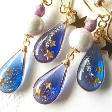 おはようございます 降り注ぐ星をすくい集めたような 夜空色のピアス イヤリング 深い青色です レジンアクセサリー ハンドメイドピアス ハンドメイドアクセ レジンピアス レジン ワイヤー 星空 星 夏アクセサ fancy jewelry resin jewelry jewelry