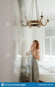 Rotkopffraumorgens in Einem Sonnigen Vintage-Saal Ohne Kleidung Und Nackte  Körperteile - Grauhandtuch Stockfoto - Bild von attraktiv, ausgedrückt:  163184926