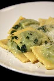 Le Gout Des Vacances Raviolis A La Ricotta Et Aux Epinards Beurre De Sauge Beau A La Louche Recettes De Cuisine Recette Pate Fraiche Recette Ravioli Maison