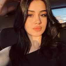 Margo Roy's Instagram, Twitter & Facebook