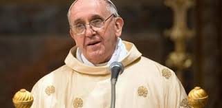 El papa francisco se dirige a la multitud durante una audiencia semanal en la plaza de san pedro.andreas solaro / afp. El Papa Francisco Se Reune Con Los Cardenales En El Vaticano