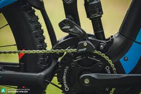 Ausgestattet mit einem patentierten bashguard und einer oberen führung, ist die amg cs die perfekte wahl für mountainbikes mit einem federweg von bis zu 150 mm, welche mit gedämpftem schaltwerk gefahren werden und lediglich einen schutz für die kurbel. First Ride Giant Full E 2017 All New Bar The Name E Mountainbike Magazine