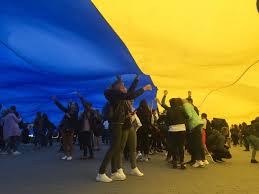 Згідно з указом президента україни від 23 серпня 2004 року цей день днем державного прапора. Na Volini Osvyatili Najbilshij U Sviti Derzhavnij Prapor Ukrayini Batkivshina