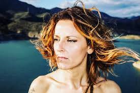 lamari #cantanteespañola #chambao #felizcumpleaños #voxplatinum  #musicaeneltiempo María del Mar Rodríguez Carnero nacio en Málaga el 18 de  enero de 1975; conocida artísticamente como La Mari, es una cantante  española, miembro del grupo