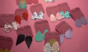 The machine i use is the cricut explore air 2. How To Make Easy Diy Earring Card Displays 14 Steps Instructables
