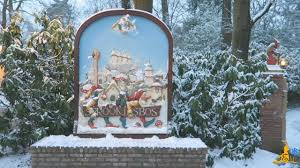 Wanneer langnek boven alles uittorent en over de toppen van de bomen kijkt, dan ziet hij ook hoe de efeling altijd in beweging is. Sprookjesbos Fairy Tale Forest An Englishmen S Guide To The Efteling
