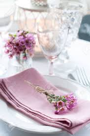 Tischdeko aus frühlingsblume und gerollter papierserviette. Festliche Hochzeit Gedeckten Tisch Mit Rosa Blumen Servietten Vintage Besteck Glaser Und Kerzen Hellen Sommer Tisch Dekoration Lizenzfreie Fotos Bilder Und Stock Fotografie Image 26173023