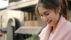 Foto Wanita blogger backpacker Asia yang ceria menggunakan smartphone untuk  arah dan melihat peta lokasi saat bepergian di Chinatown di Beijing, Cina.  Konsep liburan wisata wisata ransel gaya hidup.