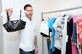 Akan tetapi, saat ini anda bisa memanfaatkan aplikasi desain baju pada smartphone untuk melakukannya. Ini Karya Perdana Adam Levine Desain Baju Wanita
