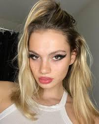 Uçakta seyahat eden genç kadın, yanındaki yolcunun telefonuna yanlışlıkla  bakınca çığlığı bastı