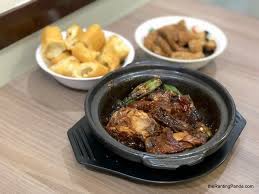 While great debates often ensue the mention of this dish over whether the leong kee bak kut teh utilizes a traditional recipe that originates from klang, a region in malaysia that is famous for herbal bak kut teh. Food Review Kee Hiong Bak Kut Teh At Chinatown Authentic Malaysia Herbal Broth From Klang Malaysia The Ranting Panda