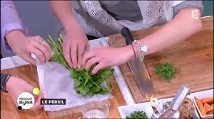 Une fois arrivé à la maison après avoir fait notre plein de courses, nous mettons tout de façon plus ou moins ordonnée dans notre frigo, pas vrai ? Tuto Comment Bien Conserver Des Herbes Aromatiques Youtube