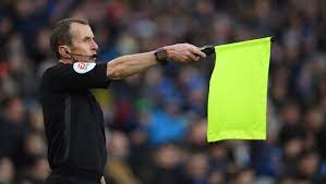 Wasit ada pada tendangan permulaan di tengah di antara kedua tim. Tugas Wasit Pada Pertandingan Sepak Bola Kumparan Com