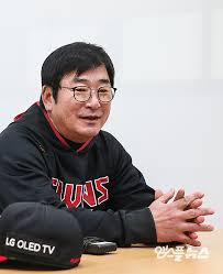 (창원=연합뉴스) 최인영 기자 = 프로야구 lg 트윈스 마무리투수 고우석이 경기 중 발목 통증을 느껴 교체됐다. M í˜„ìž¥ Lg ë¥˜ì¤'ì¼ ê°ë… ê³ ìš°ì„ ì˜¤ëŠ˜ ë¬´ì¡°ê±´ ì´ê²¨ì•¼í•œë‹¤
