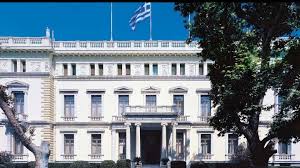 Ήταν 24 ιουλίου του 1974, όταν οι στρατιωτικοί παρέδωσαν την εξουσία στους πολιτικούς, μετά την κατάρρευση της επτάχρονης δικτατορίας, υπό το βάρος της . Me Idiaitera Symbolikes Paroysies Shmera H De3iwsh Gia Thn Apokatastash Ths Dhmokratias Larissanet Gr