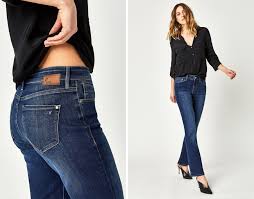 Tall blue high waisted corset balloon jeans. A Complete Guide To Choosing The Best Jeans For Tall Women