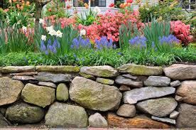 Hängende blumentöpfe gartenmauer blumentopf metall wand hängenden blumenkorb. Gartenmauer Am Hang So Stutzen Sie Ihn Professionell Ab