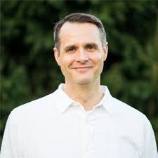 Amy Dearth's Instagram, Twitter & Facebook