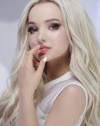 Elisha Wallace's Instagram, Twitter & Facebook