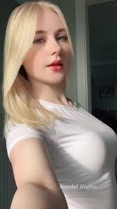 Annabelle Manning's Instagram, Twitter & Facebook