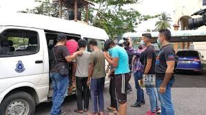 Aku yang sangat mencintai istriku telah berjanji untuk berhenti selingkuh, dan malam ini adalah kesempatanku untuk menjelaskan pada rini. Reman 10 Remaja Rogol Berkumpulan Disambung
