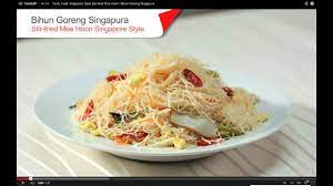 Minyak panas dalam kawah dan tumis bawang putih dan cabai kisar. Tasty Treat Singapore Style Stir Fried Mee Hoon Bihun Goreng Singapura Youtube