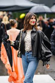 Si chiama “stile alla francese” e prevede che i capelli siano lisci con frangia lunga che copre un po’ gli occhi. Taglia Capelli Con Frangia 2020 Come Gestire La Frangia Lunga