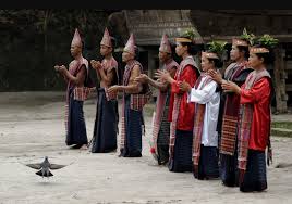 Seperti di provinsi jawa barat, masih ada beberapa model rumah tradisional yang unik dan berbeda dengan daerah lainnya. 50 Nama Nama Suku Bangsa Di Indonesia Dan Penjelasannya Terlengkap The Book