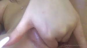 Zara Yasmin Mostrando Su Coño De Cerca, Estimulándose Y Usando Dos Dedos  Para Satisfacerse Videos Porno - XXXCULONAS