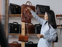Những điều cần lưu ý khi lần đầu sở hữu chiếc túi xách hàng hiệu