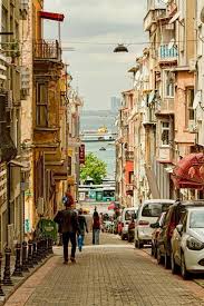 Bu sokağın başında balık satan dükkanlar bulunmakta olup özellikle akşamları, kadıköy'ün en kalabalık yeridir. Kadikoy Yeldegirmeni Houses Istanbul Seyahat Tutkusu Seyahat Geziler