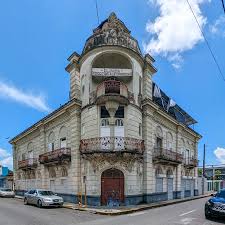 📍Calle Rosario esquina 26 de Julio, Moca. 🔹Nombre: Clínica Doctor  Alfonseca 🔹Construcción: 1916-1930 Este edificio de hormigón armado es una  pieza arquitectónica única en el país. Sin embargo, hemos encontrado muy  poquita