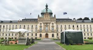 Opatření spočívající v povinném nošení ochranných prostředků dýchacích cest při vstupu do budov úřadu práce čr. Budova Strakovy Akademie Sidlo Ceske Vlady Prochazi Nejvetsi Rekonstrukci V Novodobe Historii Cr Vlada Cr