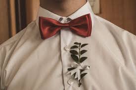 Si se trata del protagonista principal, por ejemplo el novio de una boda, es obligatorio llevar corbata o corbatín. Todo En Trajes De Novio Y Bodas Blog De Moda Guillermovillanueva