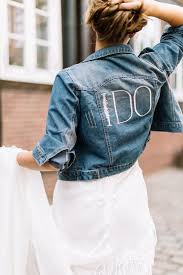 Mit einfachen diy die alte jeansjacke ganz einfach umgestalten. Jeansjacke I Do Hochzeit Jacke Jeansjacke Jeansjacke Zum Brautkleid